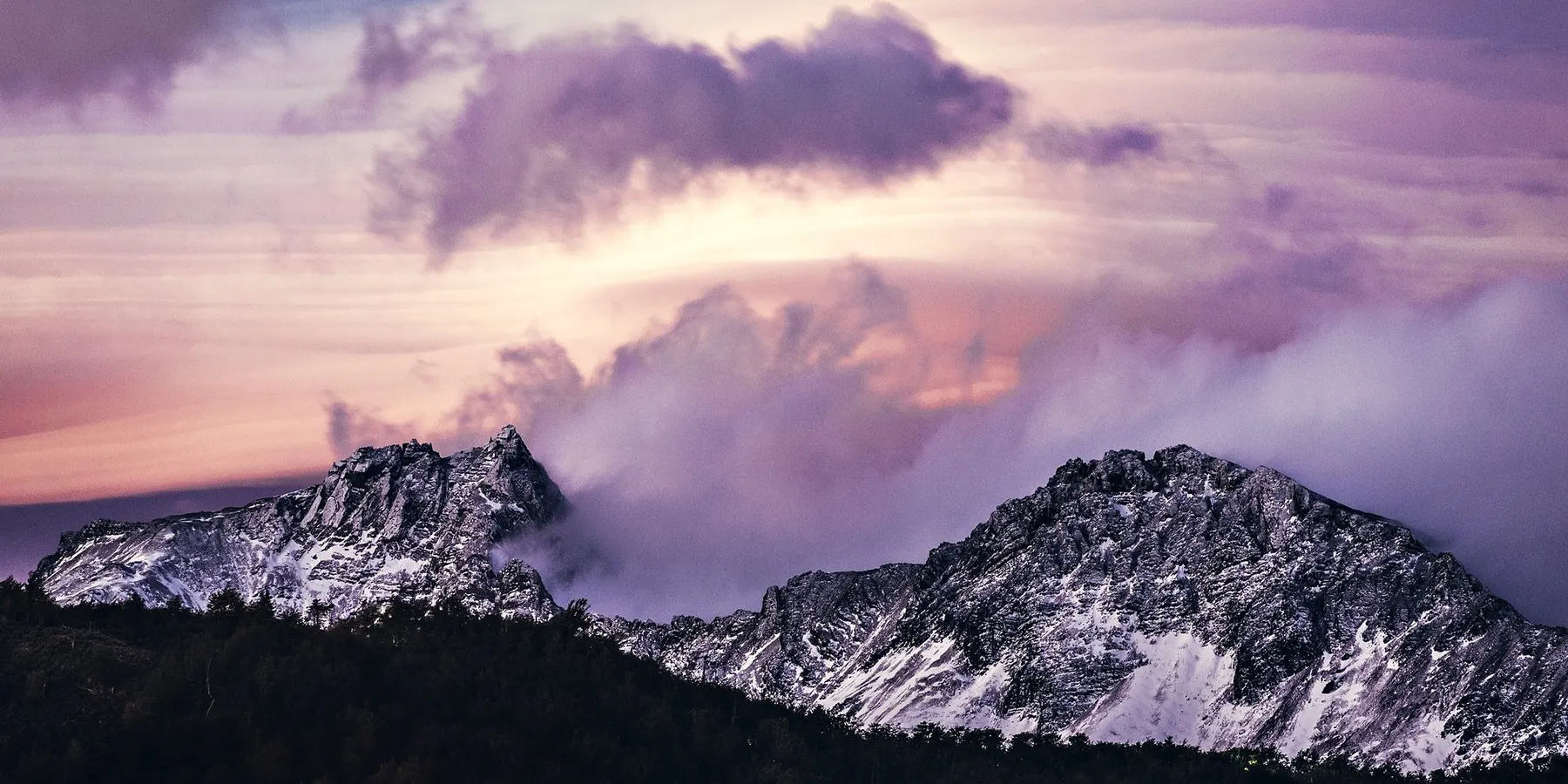 Cordillera nevada de Ushuaia bajo un cielo violeta al atardecer
