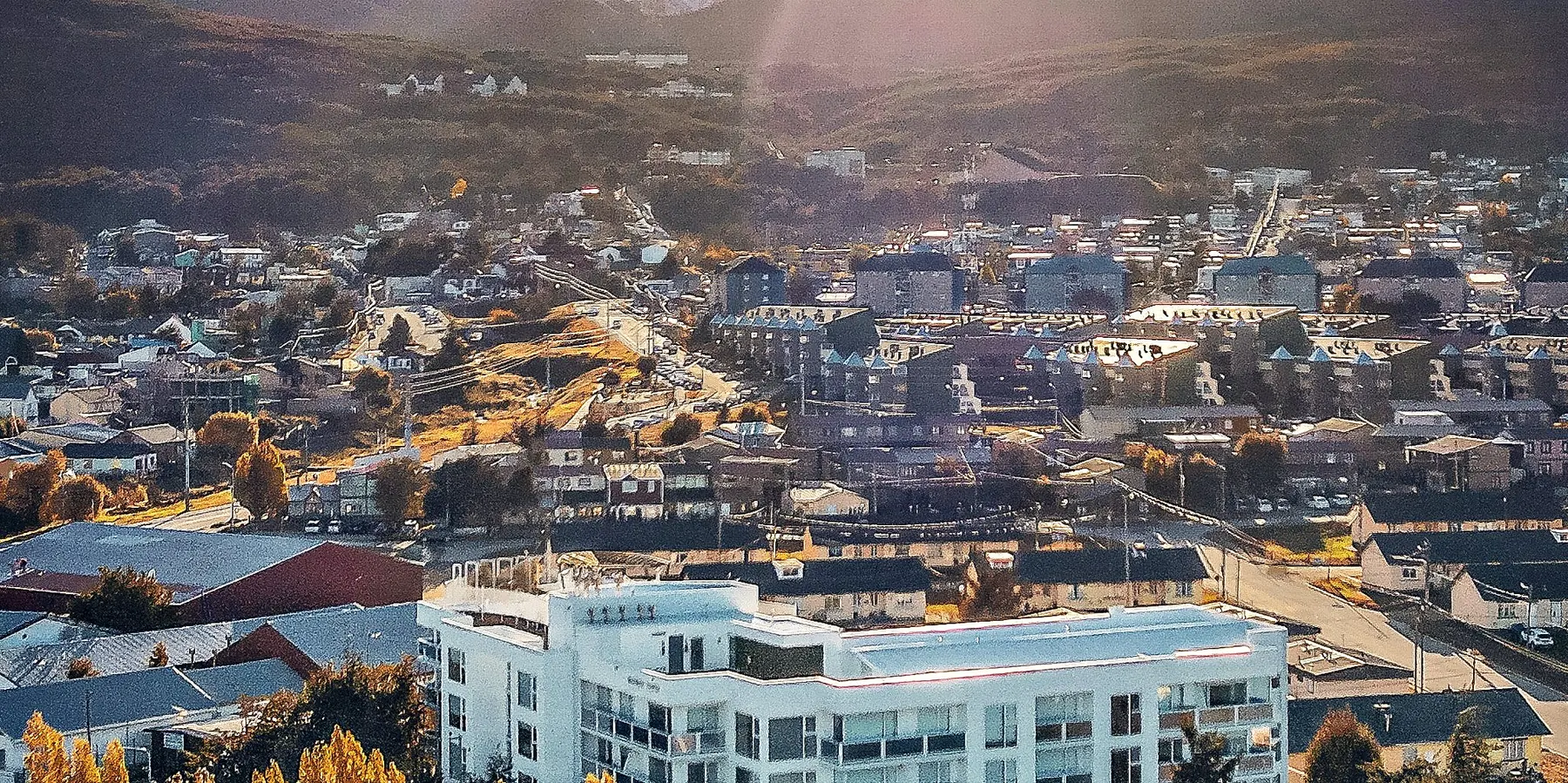 Marinas Tower II desde el aire en otoño, Ushuaia y la cordillera al fondo