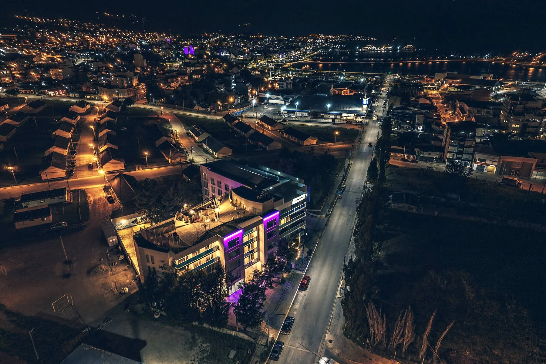 Marinas Tower iluminado de noche, vista aérea de Ushuaia