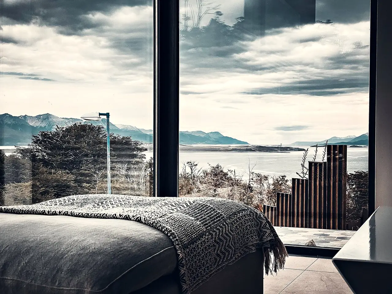 Dormitorio con ventanal al canal Beagle y las montañas