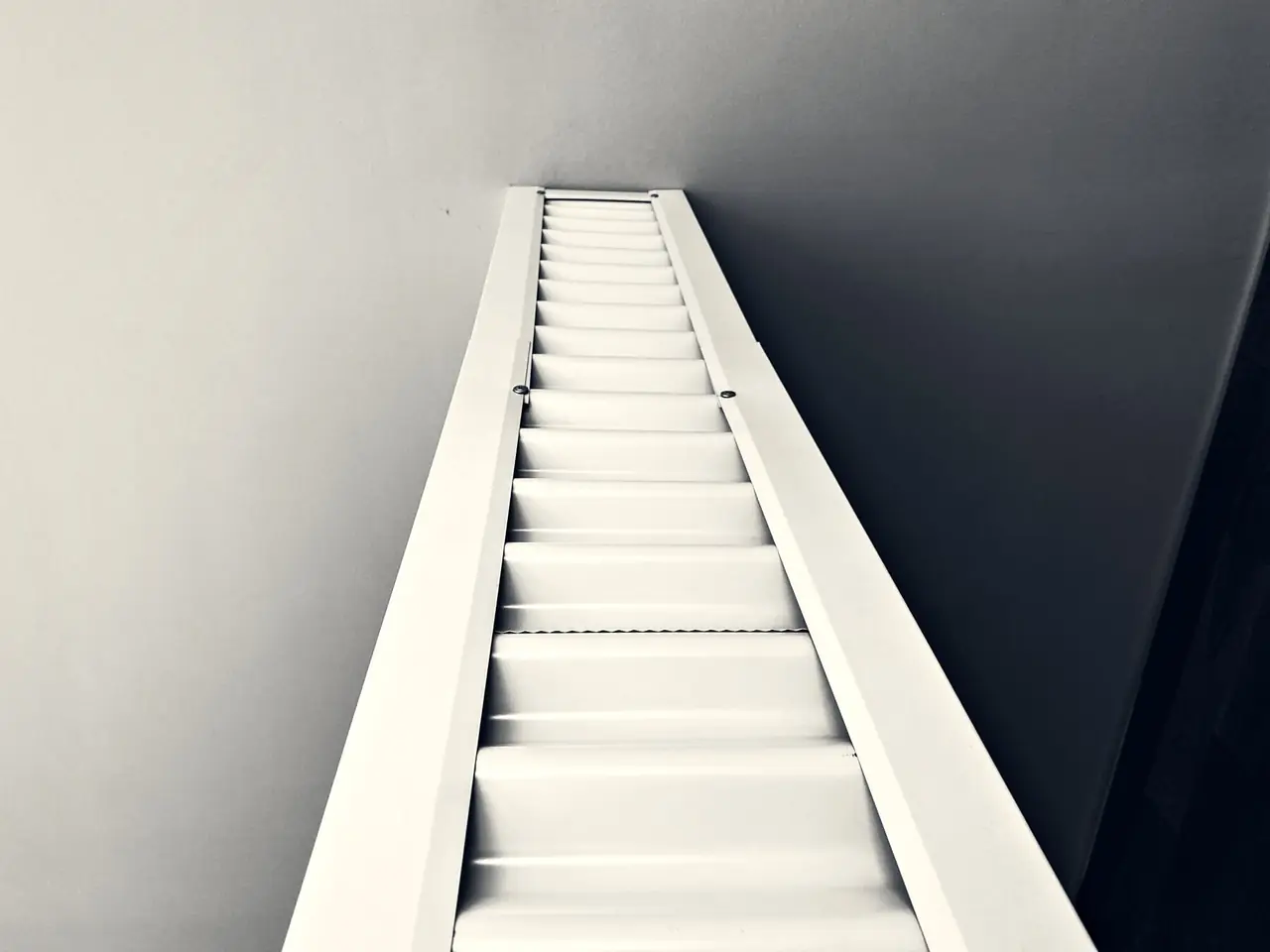 Baranda de escalera blanca, blanco y negro