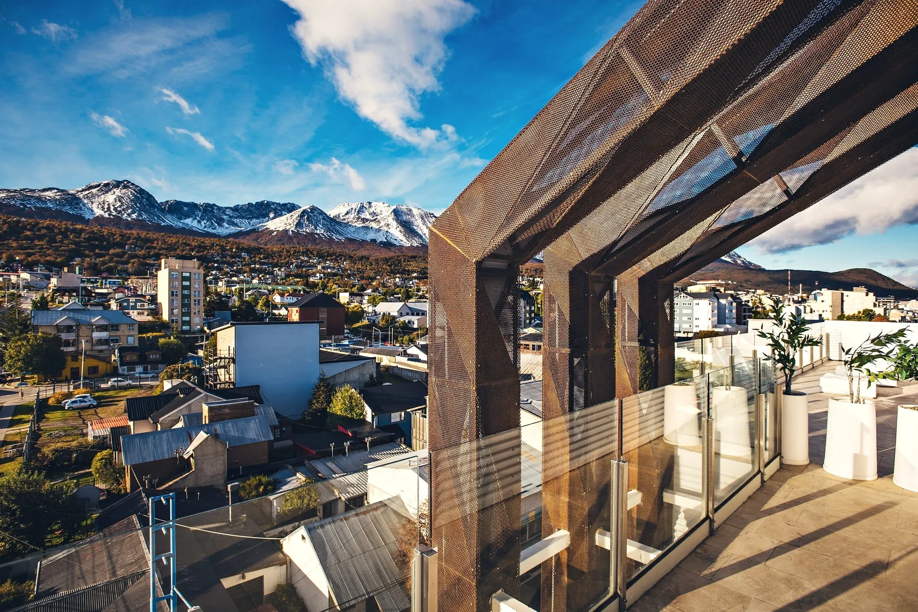Ushuaia y la cordillera vistas entre los pórticos de acero corten de la terraza de Original House
