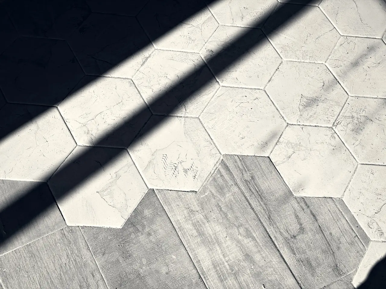 Solado de hexágonos con sombra diagonal, blanco y negro