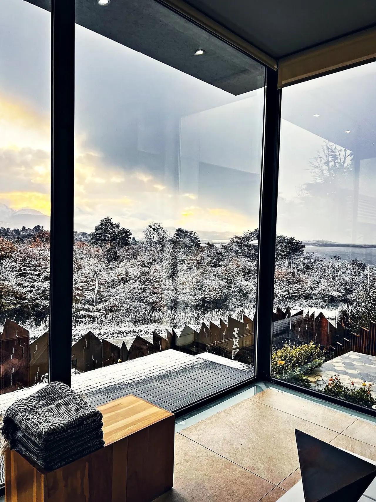 Esquina vidriada con atardecer nevado