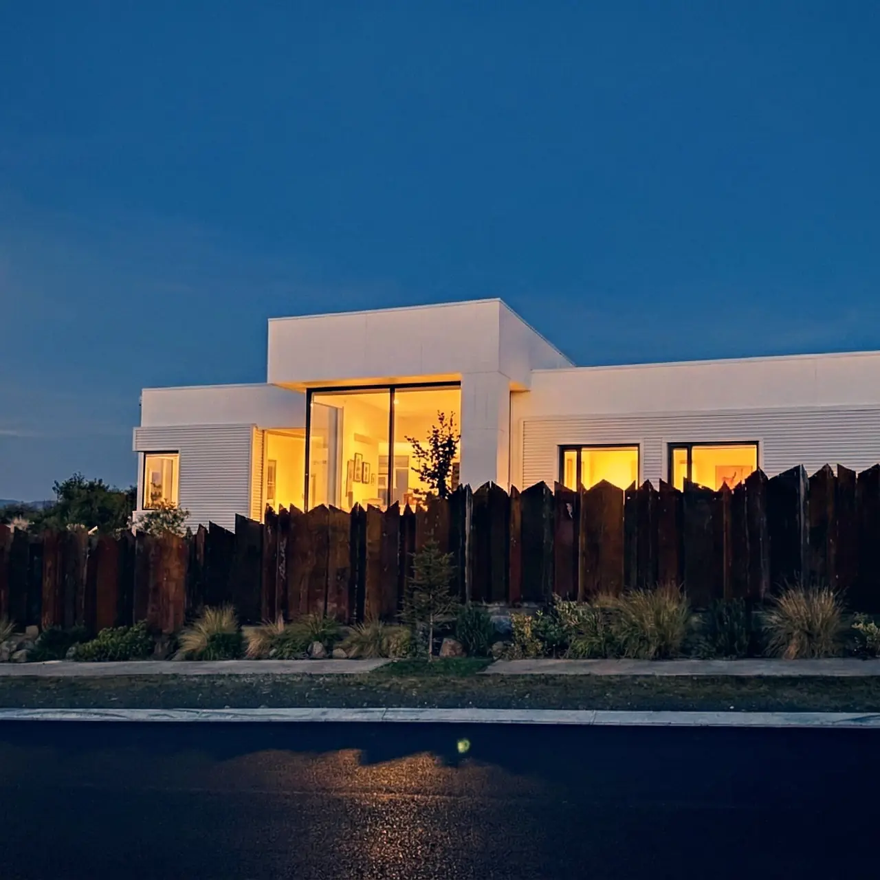 Vivienda MG al anochecer con la luna sobre el canal Beagle