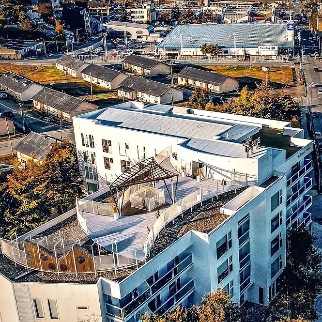 Marinas Tower desde el aire: terraza con pérgola, el puerto de Ushuaia y la cordillera