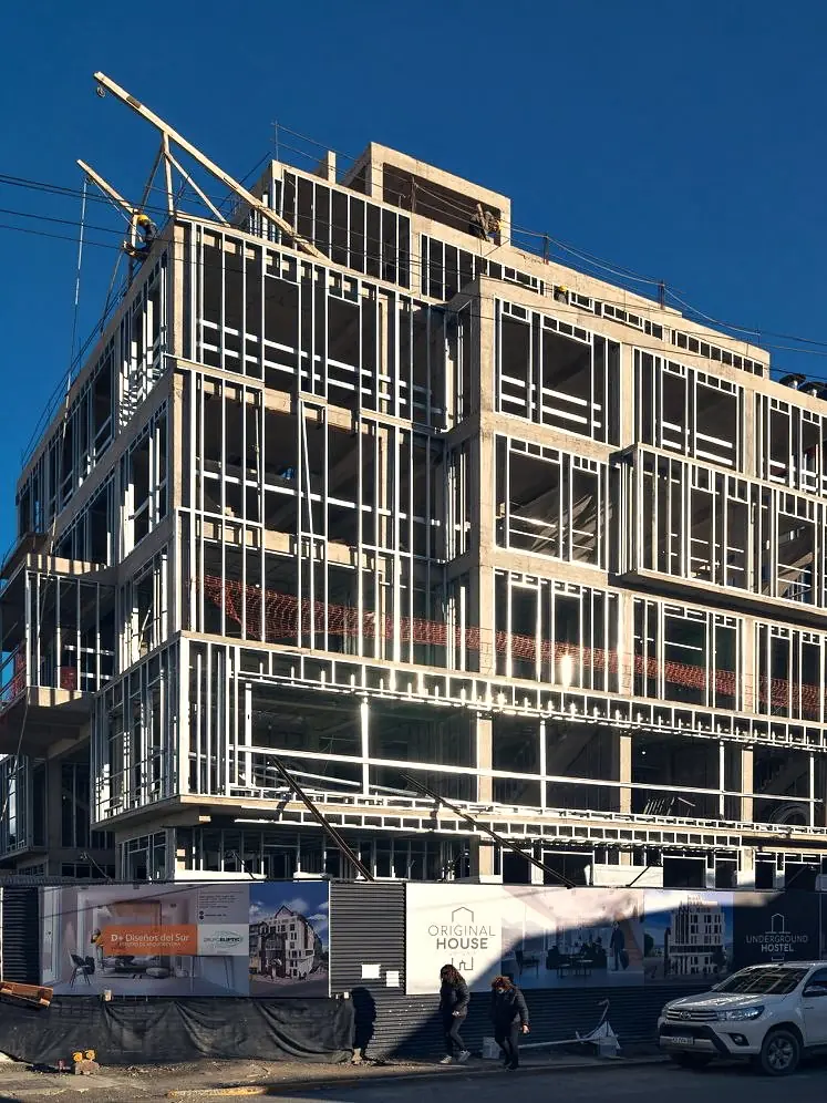 Estructura de hormigón y perfiles de steel framing de Original House en construcción
