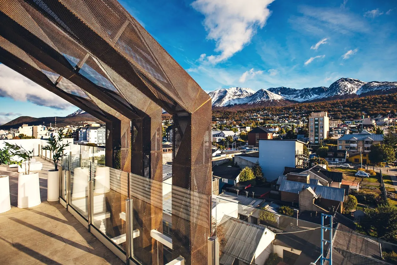 Ushuaia y la cordillera vistas entre los pórticos de corten de la terraza