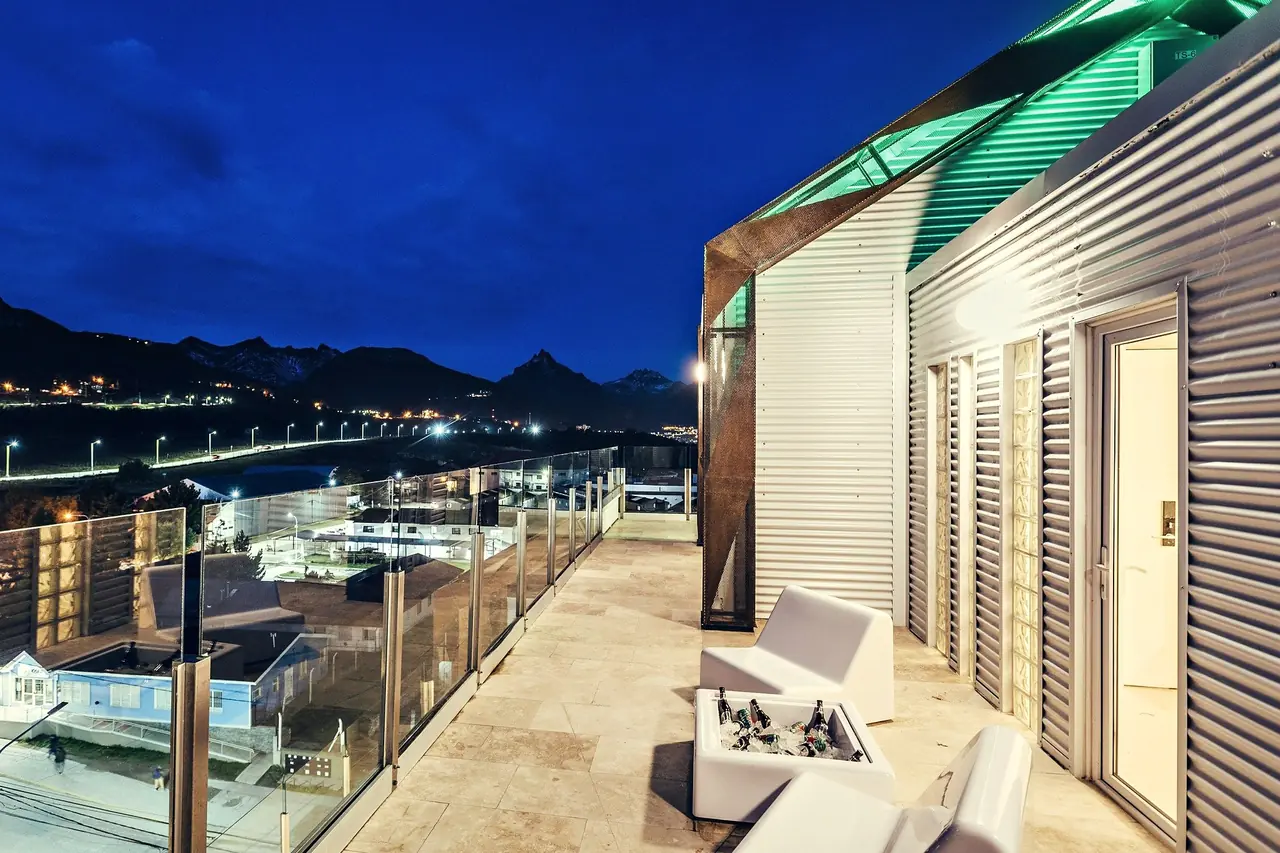 Terraza de Original House con luces de colores sobre la cubierta y el canal Beagle