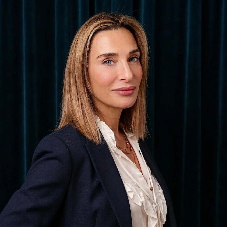 Natalia Zoratto, arquitecta y broker-directora de RE/MAX Select, retratada ante un cortinado de terciopelo azul